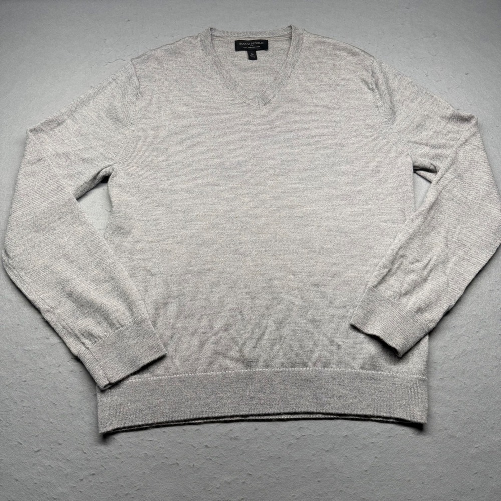 Banana Republic Sweater Mens M Gray Merino Wool V-Neck Pullover Lightweight Knit